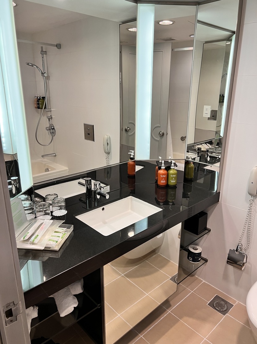bathroom one-bedroom suite at Holiday Inn Singapore Atrium