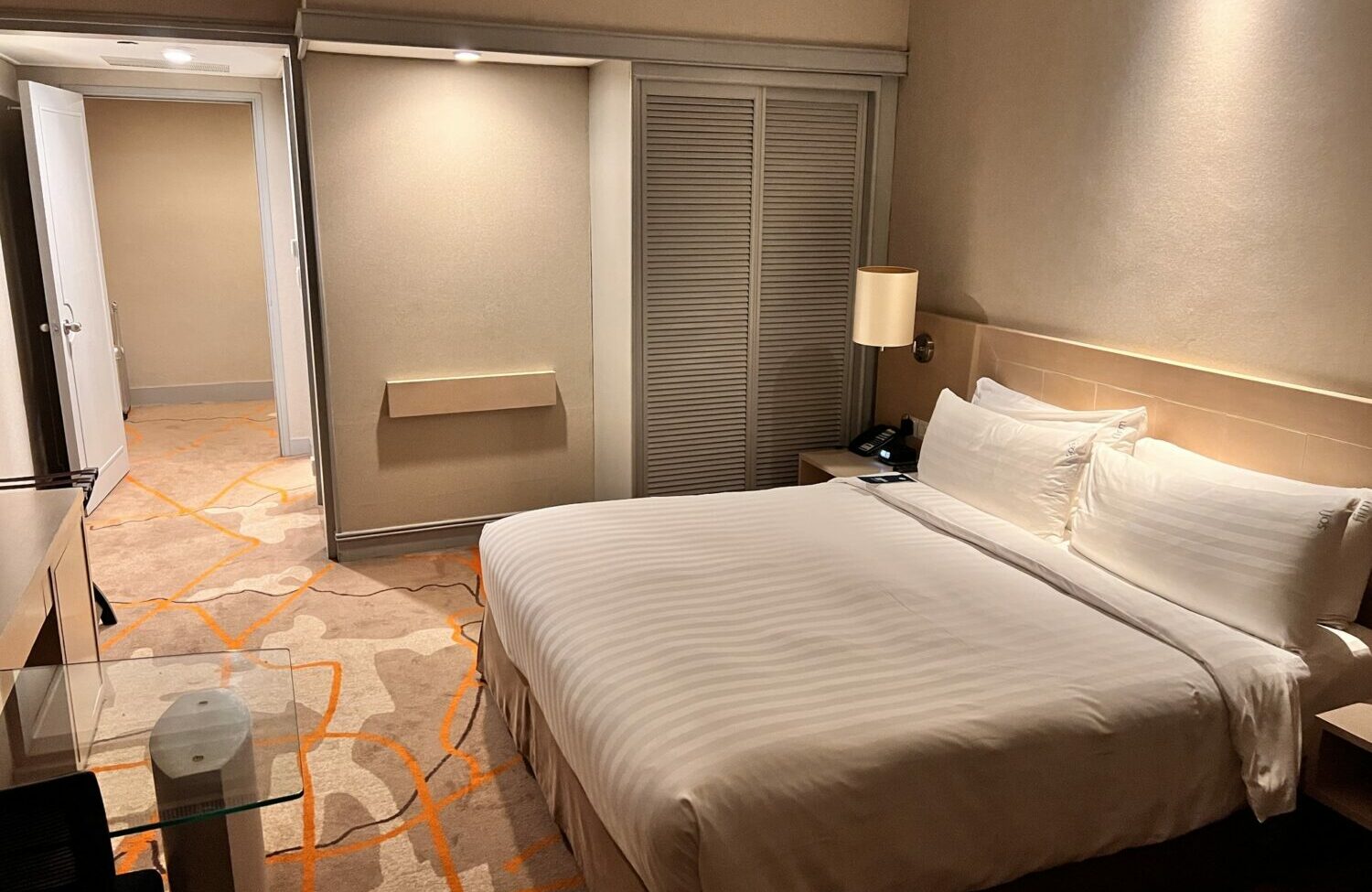 Review of 1 night at Holiday Inn Singapore Atrium: Great room, disappointing breakfast 10 Holiday Inn Singapore Atrium Review