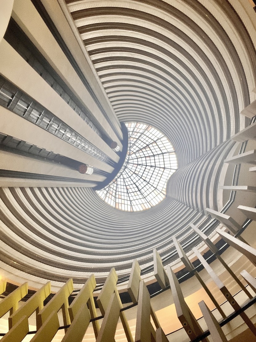 round hotel Holiday Inn Singapore Atrium