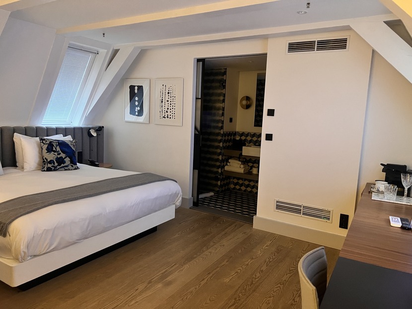One bed in The Little House Kimpton De Witt Amsterdam