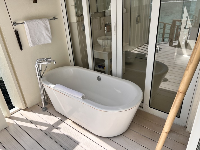 bathtub with rust of the overwater bungalow Holiday Inn Kandooma Maldives