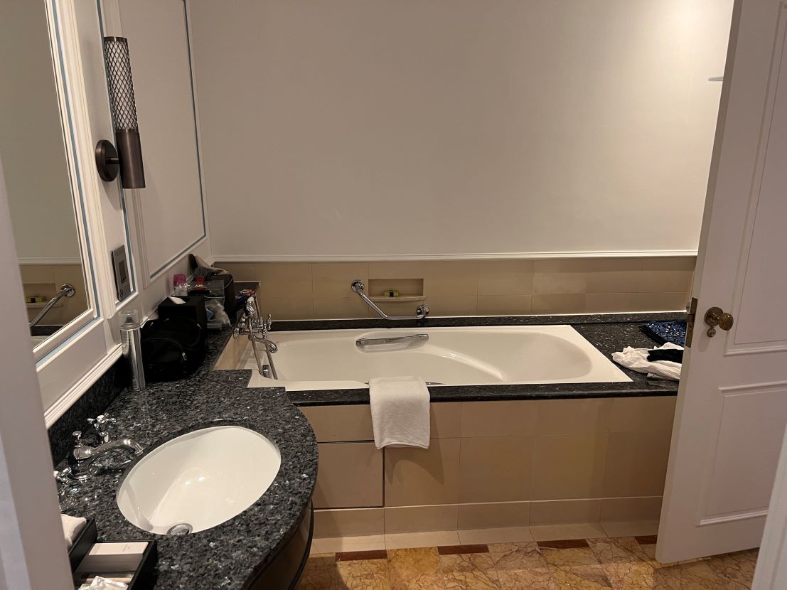 intercontinental singapore royal suite bathroom 01