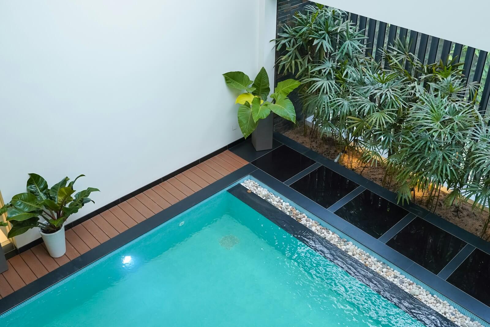 IHG One Rewards and Air India Maharaja Club: New Loyalty Partnership 5 Hotel pool courtyard
