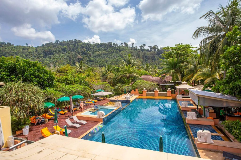 Marriott Bonvoy's New Global Promo: Earn Up To 4,500 Bonus Points Per Stay 4 Resort pool surrounded by palm trees and lounge chairs