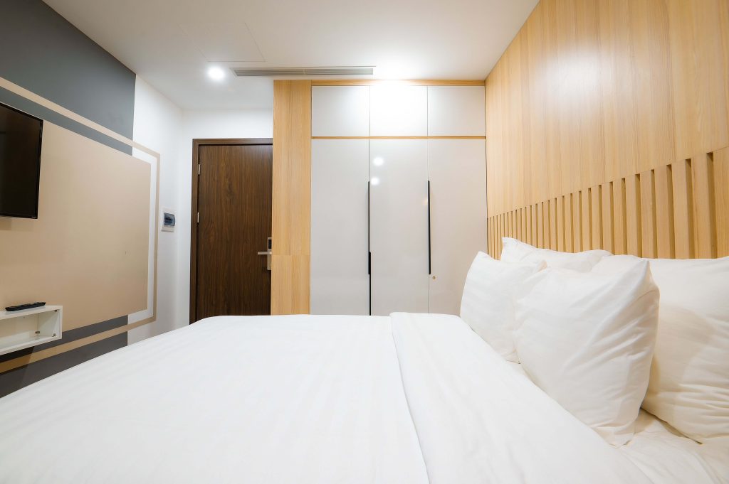 Wyndham Rewards Offers 4X Points (Up to 15,000) Through January 19, 2027 2 Modern hotel room with bed