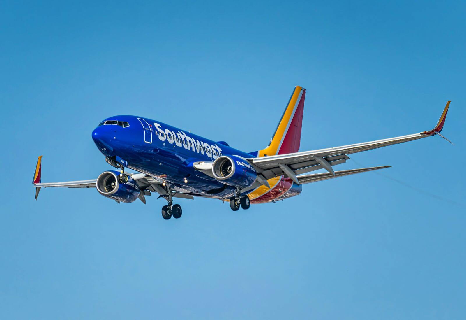 Southwest Cardholder Promo: Earn 25% Bonus Points When Spending $3K+ (Targeted) 6 Southwest Airlines Boeing 737 on approach