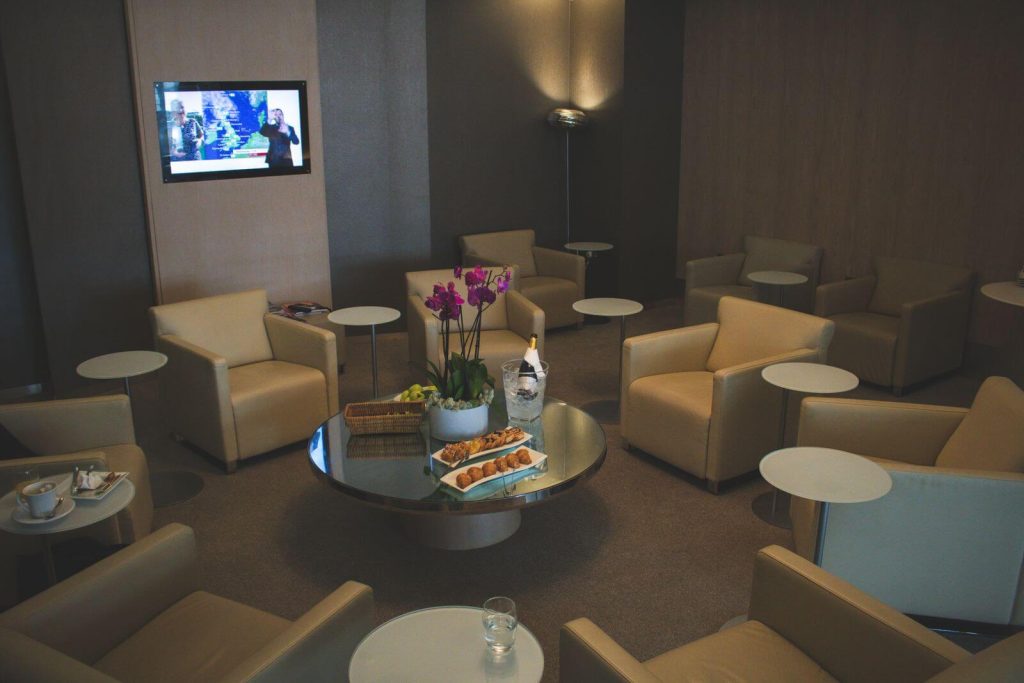 Which Star Alliance Lounges Can You Use on a Domestic United Flight? 6 Premium airport lounge seating area